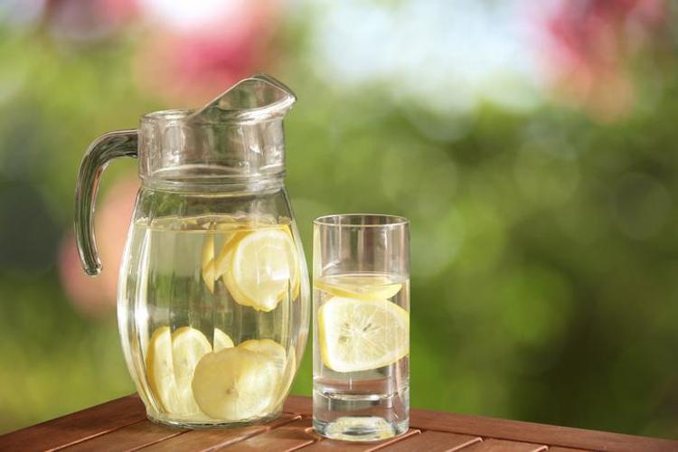 Kilo vermek isteyenler en çok bu sorunun yanıtı merak ediyor: Limonlu su mu sirkeli su mu daha etkili