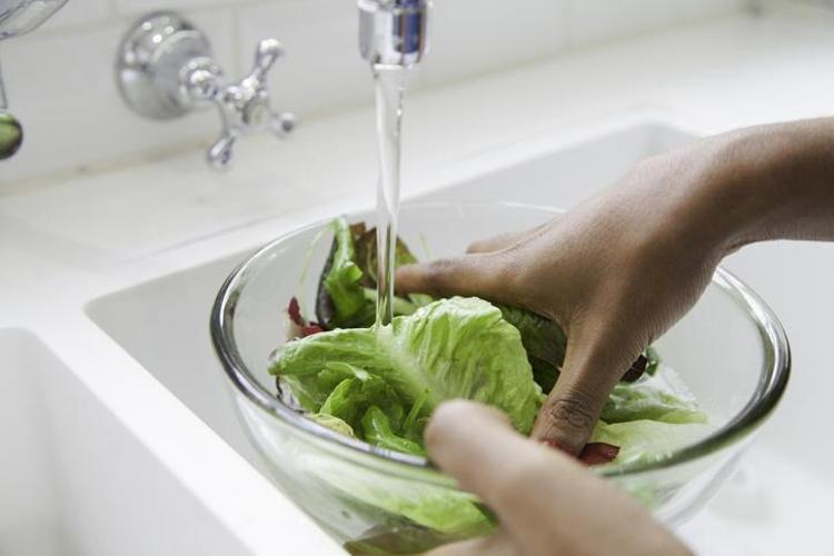 Marul ve maydanozdaki pestisiti arındırıyor 2 malzeme kullanmak yetiyor, tertemiz yapıyor