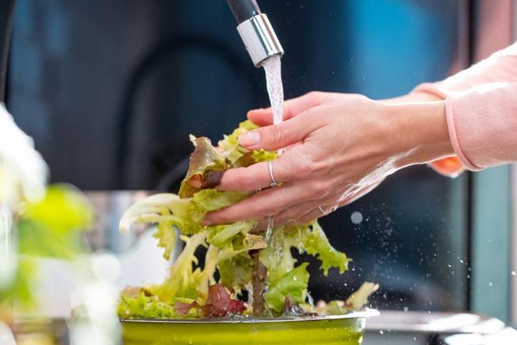 Marul ve maydanozdaki pestisiti arındırıyor 2 malzeme kullanmak yetiyor, tertemiz yapıyor