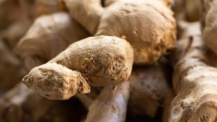 DOĞAL ENERJİ DEPOSU: ZENCEFİLLİ TAHİN KARIŞIMI