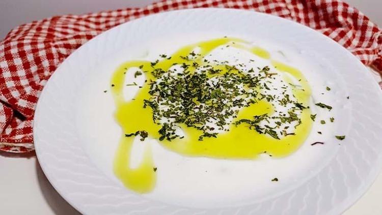 Yoğurdun içine 1 kaşık ekleyince faydası 10 katına çıkıyor Gaz, şişkinlik ve hazımsızlığın kökünü kazıyıp bağırsakları motor gibi çalıştırıyor