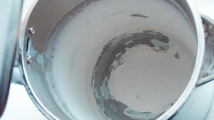 Kettle içindeki kireci söküp atıyor Yeni gibi yapıyor, sadece 2 malzeme ekleyip kaynatınca aylarca kireçlenmeden kullanılıyor