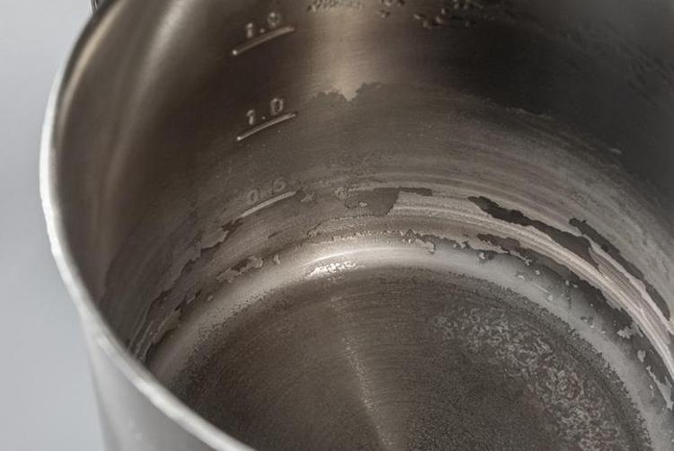 Kettle içindeki kireci söküp atıyor Yeni gibi yapıyor, sadece 2 malzeme ekleyip kaynatınca aylarca kireçlenmeden kullanılıyor