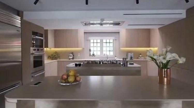 Kıvanç Tatlıtuğ ve Başak Dizer’in evi görenleri hayran bırakıyor Dekorasyon dergilerinden fırlamış gibi