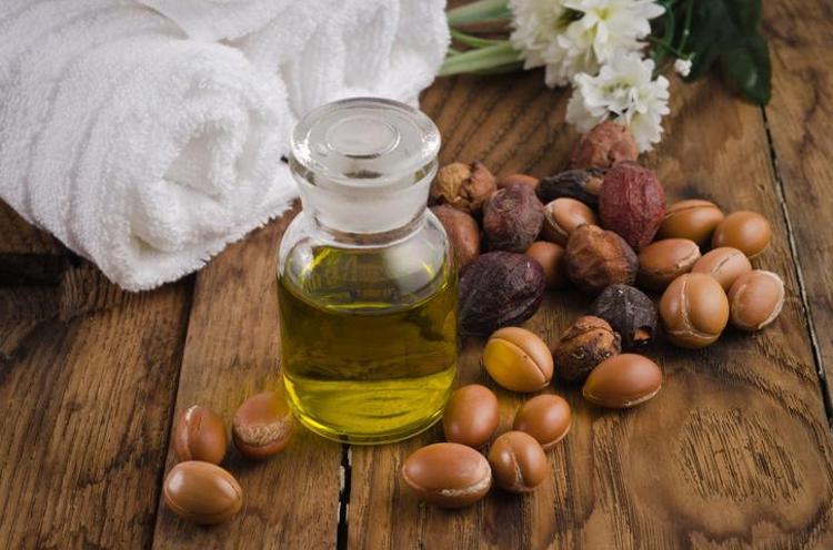 ARGAN YAĞI İLE CANLI VE GÜÇLÜ SAÇLAR
