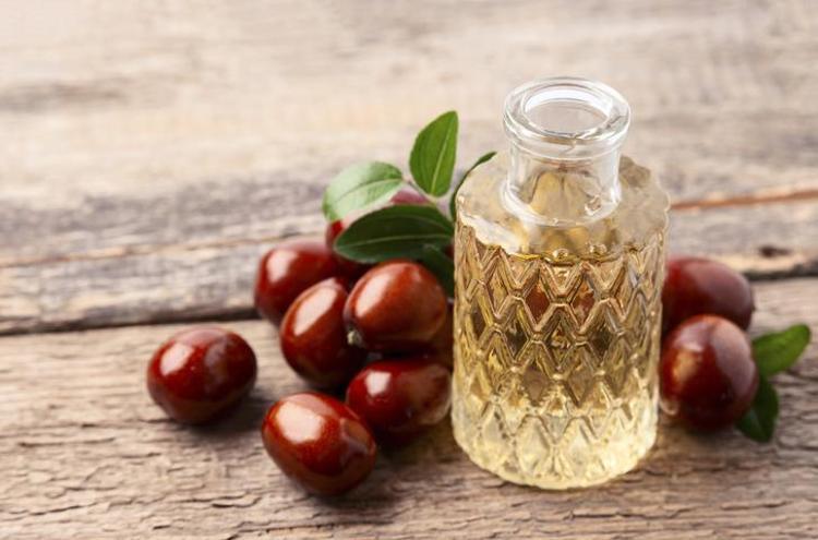 JOJOBA VE LAVANTA YAĞI İLE SAÇ DERİSİNİ BESLEME