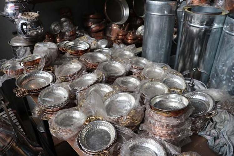 41 yıllık mesleğini bırakıp unutulmaya yüz tutmuş mesleğe başladı İnternetten, televizyondan bakarak öğrendi, oğlunu da yetiştiriyor