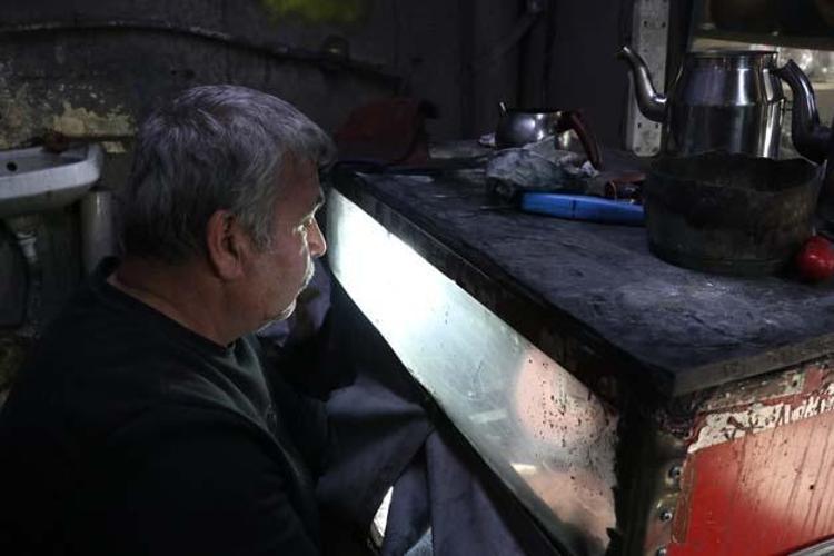 41 yıllık mesleğini bırakıp unutulmaya yüz tutmuş mesleğe başladı İnternetten, televizyondan bakarak öğrendi, oğlunu da yetiştiriyor