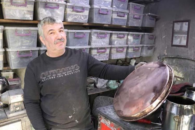 41 yıllık mesleğini bırakıp unutulmaya yüz tutmuş mesleğe başladı İnternetten, televizyondan bakarak öğrendi, oğlunu da yetiştiriyor
