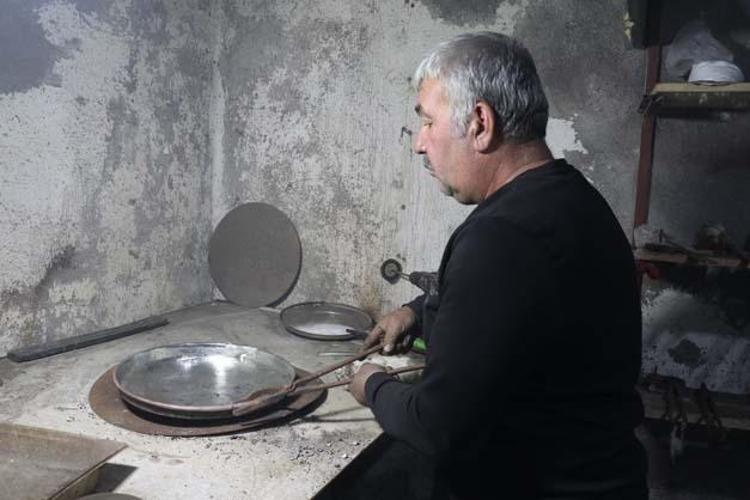 41 yıllık mesleğini bırakıp unutulmaya yüz tutmuş mesleğe başladı İnternetten, televizyondan bakarak öğrendi, oğlunu da yetiştiriyor