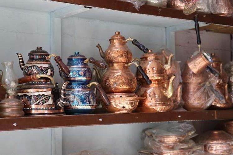 41 yıllık mesleğini bırakıp unutulmaya yüz tutmuş mesleğe başladı İnternetten, televizyondan bakarak öğrendi, oğlunu da yetiştiriyor