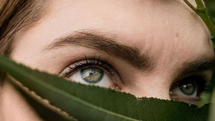 Göz altlarını cam gibi yapıyor Koyu görünümü bitiriyor