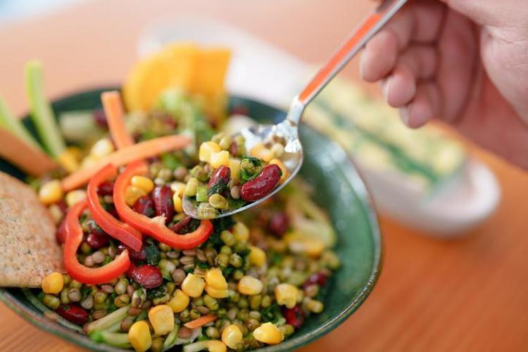Sağlıksız yiyecekler içerse de Akdeniz diyetinden daha faydalı Kilo verdiren en etkili diyetmiş...