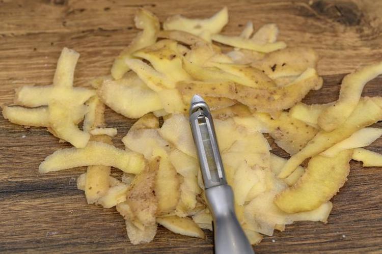 Patatesi yiyip kabuğunu sakın çöpe atmayın Kolajen üretimini artırıp göz altı halkalarını silgi gibi siliyor, 10 dakika uygulamak yetiyor cildi ışıl ışıl yapıyor