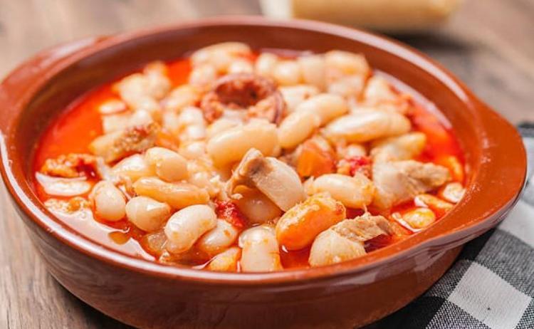 Kuru fasulyedeki gazı sıfırlıyor Haşlama suyunun içine 1 kaşık ekleyin: Dörde bölüp atmak yeterli