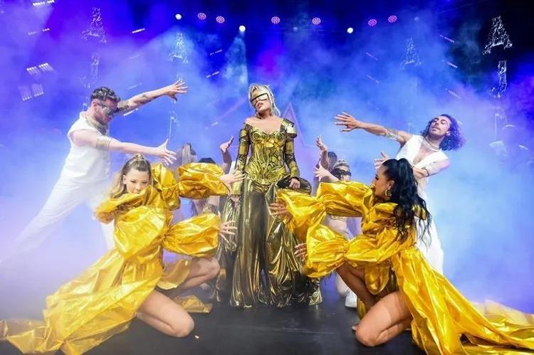 KOMŞUSU EBRU GÜNDEŞ