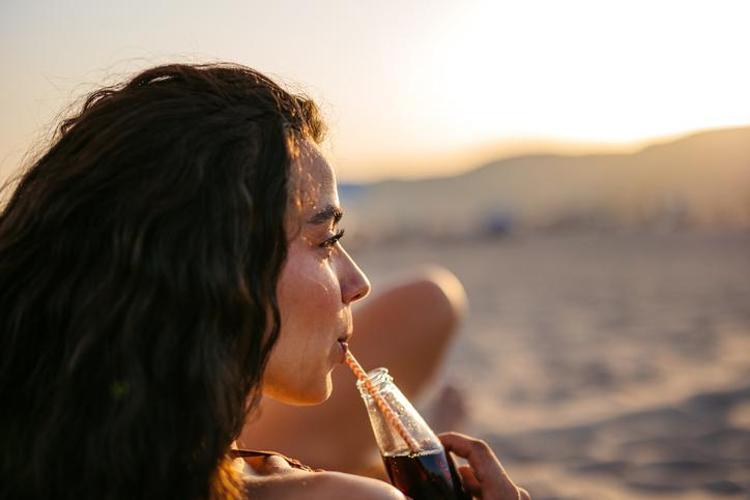 Yemeklerin yanında bardak bardak içiyoruz ama kemikleri eritiyor Bağımlılık riski oluşturup kalp damarlarını tıkıyor