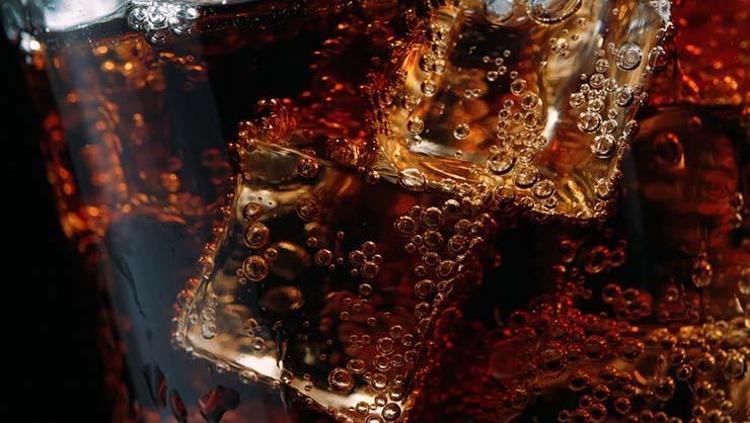 Yemeklerin yanında bardak bardak içiyoruz ama kemikleri eritiyor Bağımlılık riski oluşturup kalp damarlarını tıkıyor