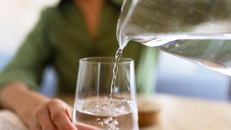 Su içmeyi unutanlar için bilimsel tavsiye: Günlük tüketimi yüzde 40 artıran küçük numara