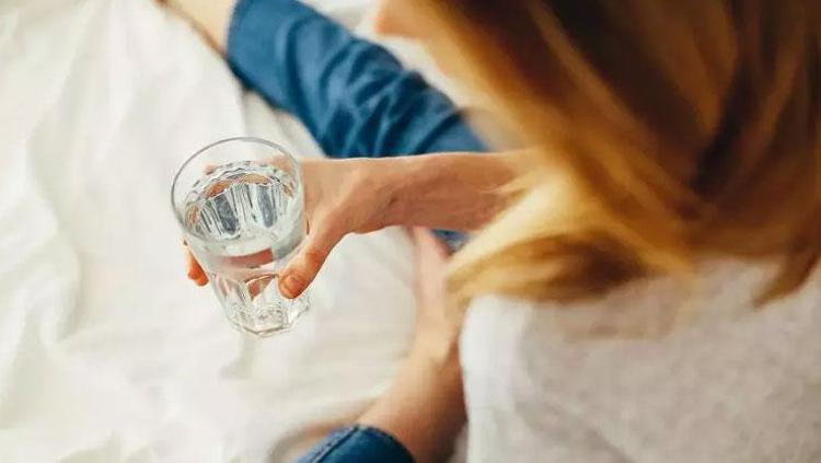 Su içmeyi unutanlar için bilimsel tavsiye: Günlük tüketimi yüzde 40 artıran küçük numara