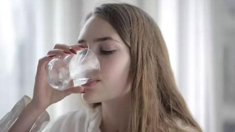 Su içmeyi unutanlar için bilimsel tavsiye: Günlük tüketimi yüzde 40 artıran küçük numara