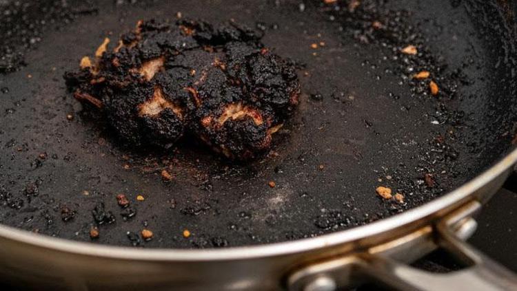 Yanmış tavayı temizlemenin en kolay yolu Asla çizilmiyor