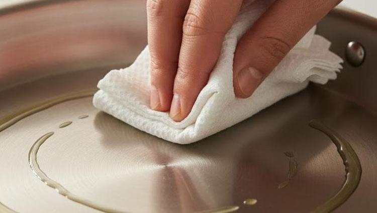 Yanmış tavayı temizlemenin en kolay yolu Asla çizilmiyor