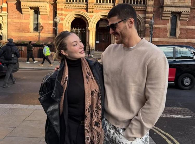 İlişkisi dolu dizgin devam ediyor Yiğit Poyrazdan romantik kutlama