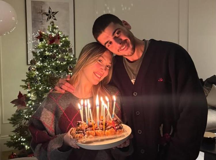 SEVGİLİSİNİN DOĞUM GÜNÜNÜ KUTLADI