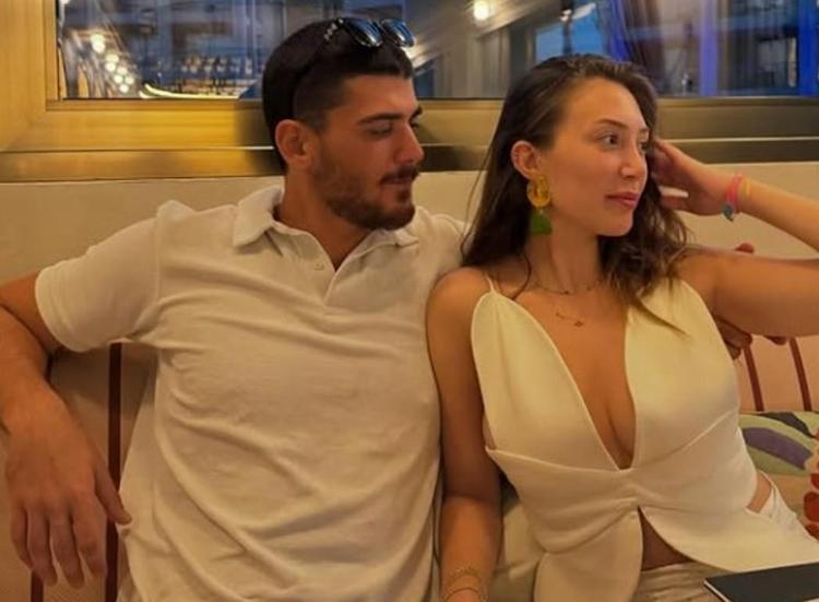 İlişkisi dolu dizgin devam ediyor Yiğit Poyrazdan romantik kutlama