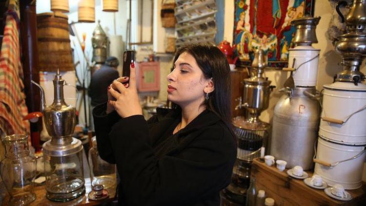 BÜTÜN EŞYALARIN HİKAYESİNİ BİLİYOR