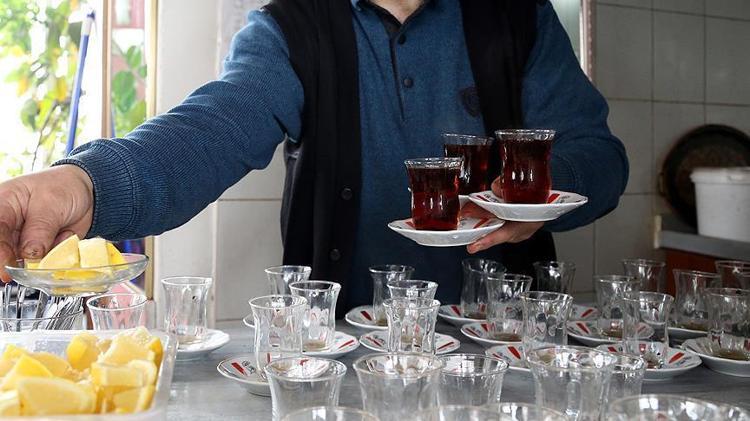 Sararmış bardakları temizlemenin 3 kolay yolu Çamaşır suyu kullanmanıza gerek kalmayacak