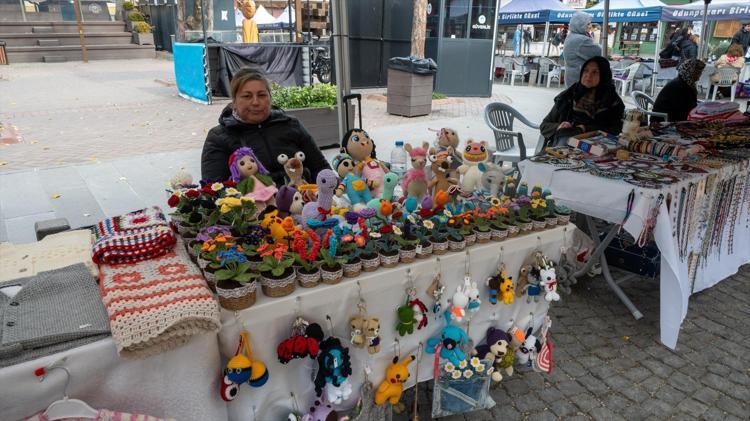 Gece geç saatlere kadar sürekli örüyoruz