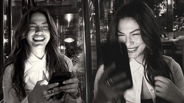 Demet Özdemir’den siyah beyaz şıklık Her karesine beğeni yağıyor