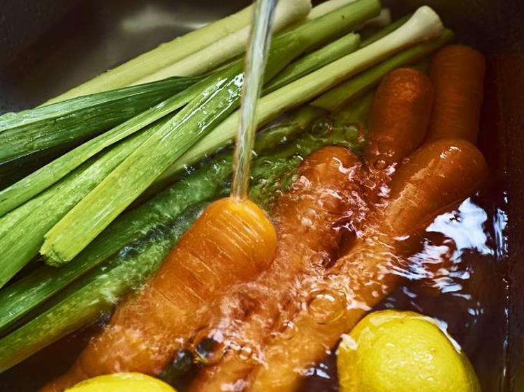 Sirke sandığınız kadar etkili değil: Marulu yanlış yıkamak neden bakteri çoğalmasına yol açıyor Uzmanlar açıkladı