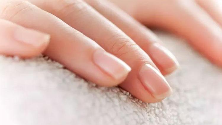 Aseton olmadan ojeyi çıkartmak bu kadar kolaymış Limonla karıştırmak yetiyor