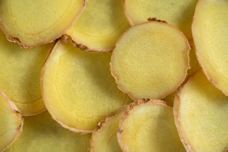 ZENCEFİL: AROMASI DA ETKİSİ DE GÜÇLÜ