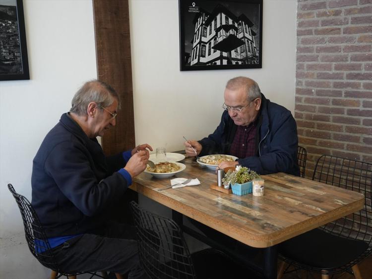 Türkülerde de bu geleneğin izleri bulunuyor