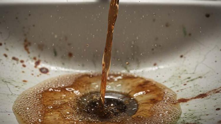 TUVALET VE BANYO PLAKLARINI KAZIYOR