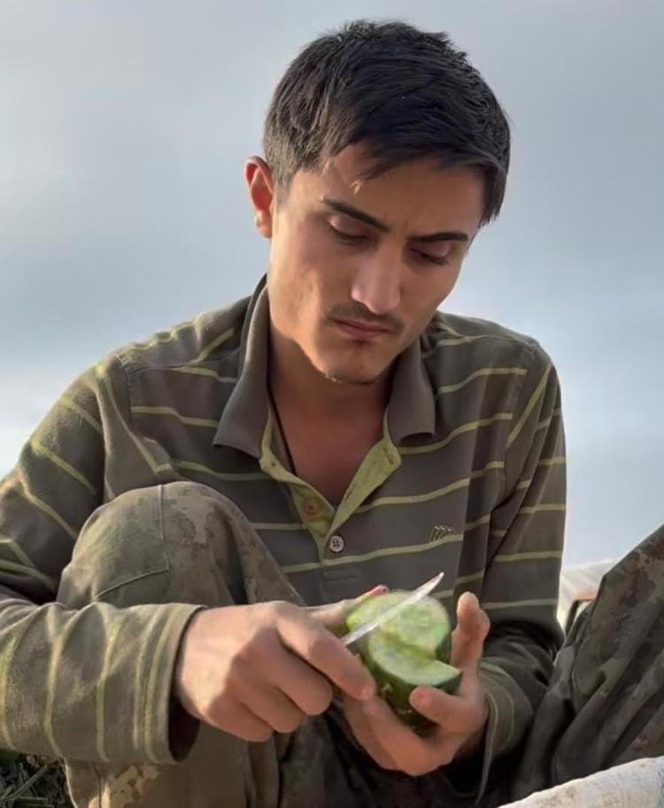 Bir video izledi, hayatı değişti Yörük Oğlandan çarpıcı sözler: Herkes tavuk kümesi gibi doluşmuş