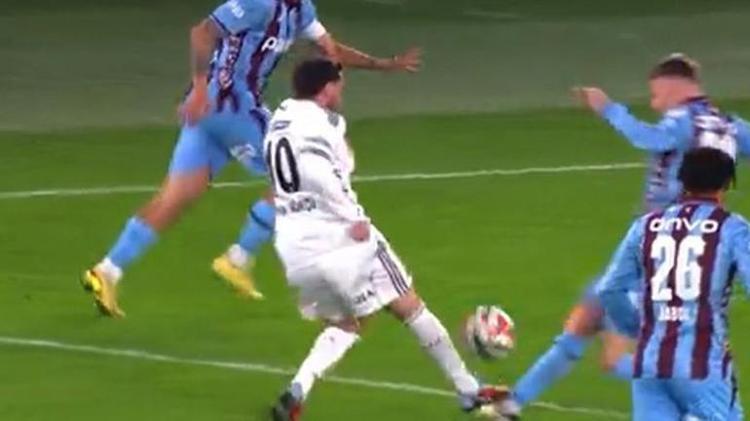 ORKUN KÖKÇÜYE SARI KART ÇIKAN, TRABZONSPORUN KIRMIZI KART BEKLEDİĞİ POZİSYON