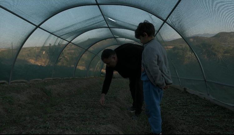 Depremin yaralarını toprakla sardı Tek tek üretip ücretsiz olarak dağıtıyor