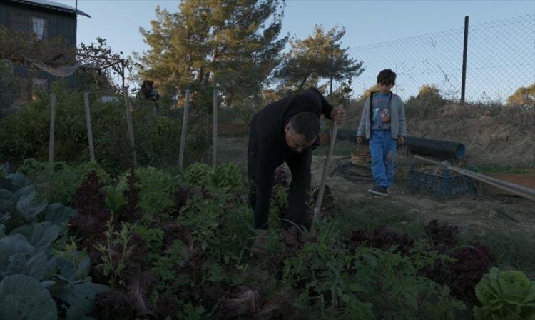 Depremin yaralarını toprakla sardı Tek tek üretip ücretsiz olarak dağıtıyor