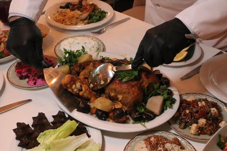 Hindiyi tahtından indiren lezzet Adana’da yılbaşı sofralarının yeni gözdesi, hem karnı hem de gözü doyuruyor