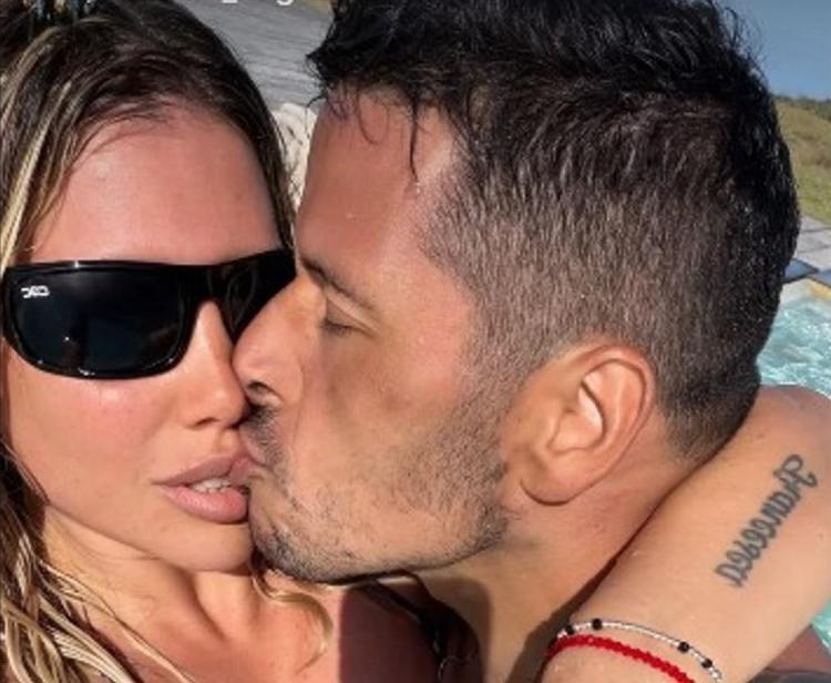 HAVUZDA ROMANTİK POZ