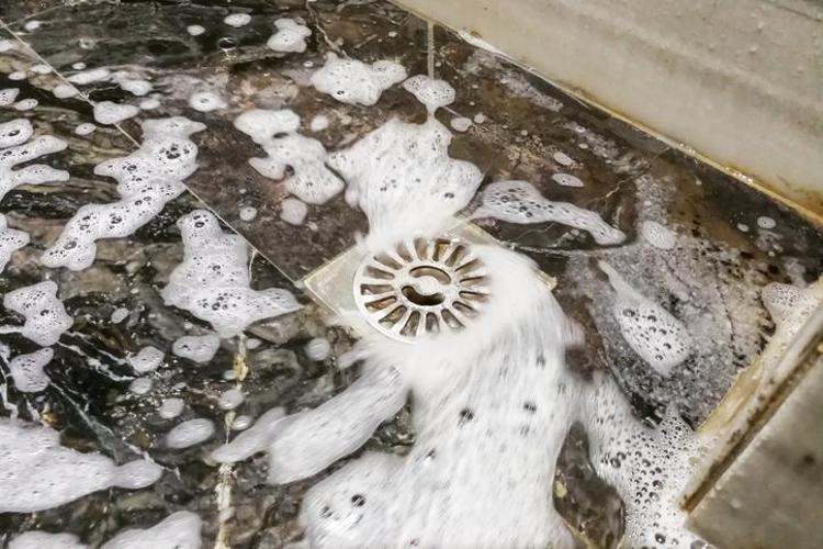 Banyo giderindeki kötü kokulara kesin çözüm: Sadece bir avuç dökün, etkiyi izleyin