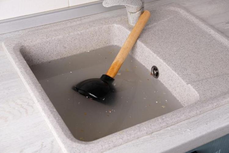 Banyo giderindeki kötü kokulara kesin çözüm: Sadece bir avuç dökün, etkiyi izleyin