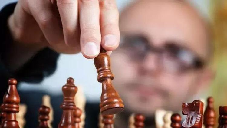 Zeki insanların ortak alışkanlığı Keskin konuşmak mı olasılıklar üzerinde durmak mı gerekiyor