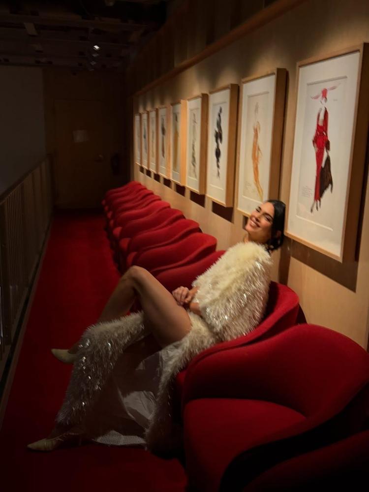 Kendall Jenner’dan sürpriz tercih Kürk Mantolu Madonnayı okuyor