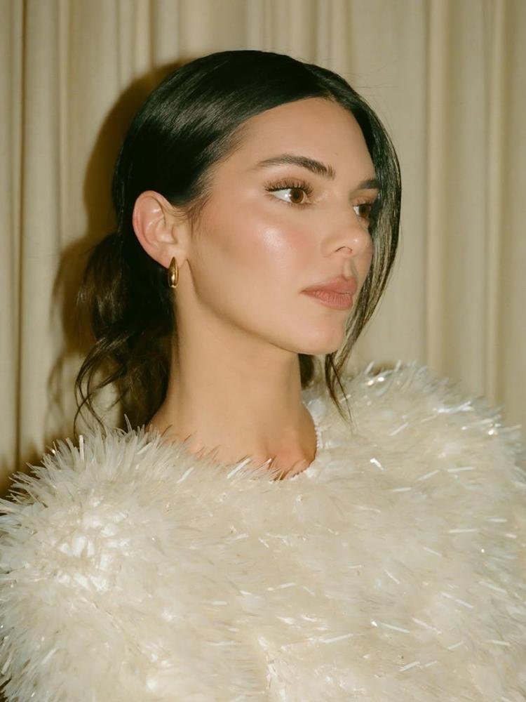 Kendall Jenner’dan sürpriz tercih Kürk Mantolu Madonnayı okuyor